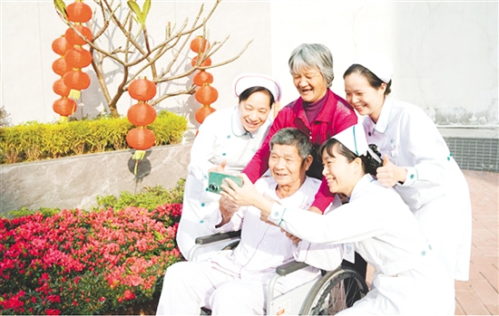 這是一雙溫暖相伴的手?！盀槟拈_心而開心”，江門市人民醫(yī)院泌尿外科護(hù)理團(tuán)隊(duì)與即將康復(fù)出院的患者及家屬定格美好瞬間?？扉T按下的瞬間，醫(yī)患笑容燦爛如新春暖陽，也留存了一段溫暖的珍貴記憶。（何潔蘭