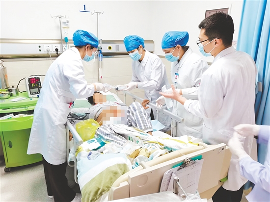 江門市中心醫(yī)院護理團隊為患者進行傷口負壓治療。