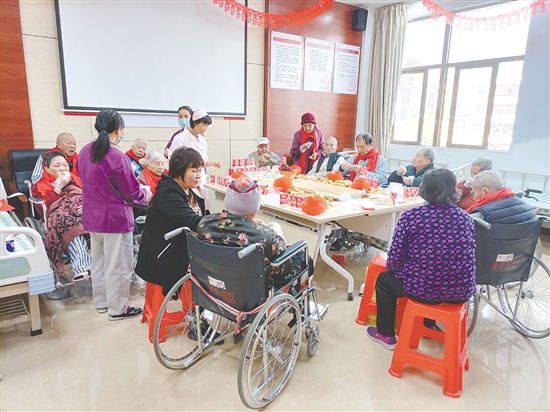在老年病區(qū)生日會(huì)上，老人們圍坐在一起。
