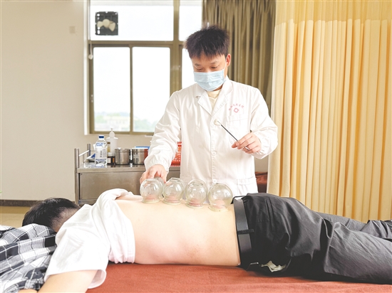 中醫(yī)館吸引著眾多患者慕名而來。