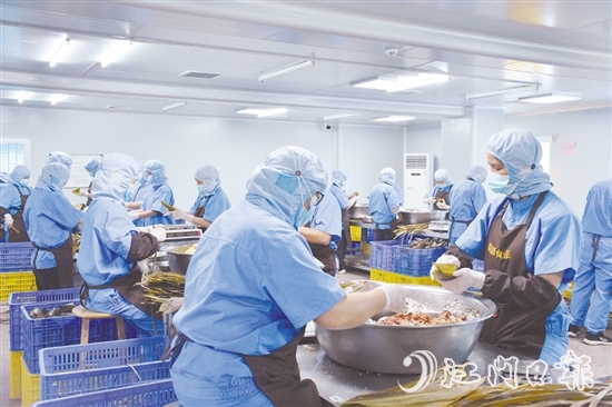 近期，在恩平龍盛粽鄉(xiāng)園內(nèi)，工人們加班加點(diǎn)趕訂單。