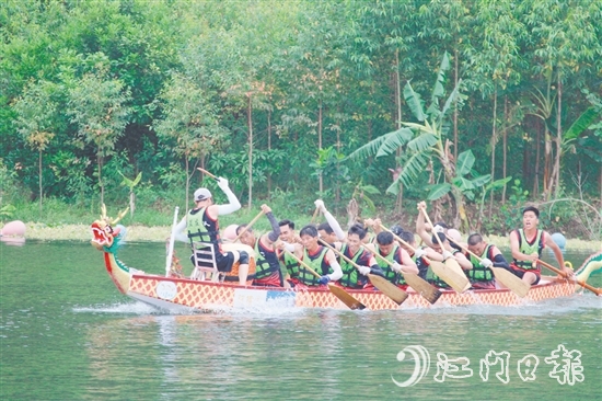 各村龍舟隊在比賽中鉚足勁沖線。