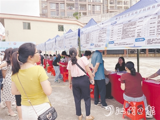 招聘會(huì)吸引了不少女性求職者。