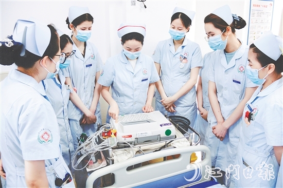 臺山市第二人民醫(yī)院內(nèi)二科護(hù)理團(tuán)隊不斷學(xué)習(xí)先進(jìn)的護(hù)理技術(shù)。