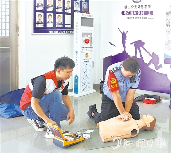 培訓(xùn)師講解自動體外除顫儀（AED）使用方法時，參訓(xùn)人員利用人體模型和訓(xùn)練機反復(fù)練習(xí)。