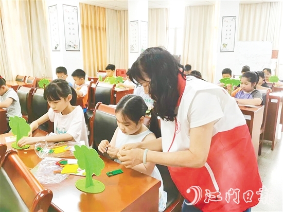 孩子們在志愿者的示范和指導下，精心制作“家庭樹”。