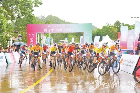 第十五屆全國運動會自行車（山地）測試賽鳴槍開賽，選手們展開激烈比拼。