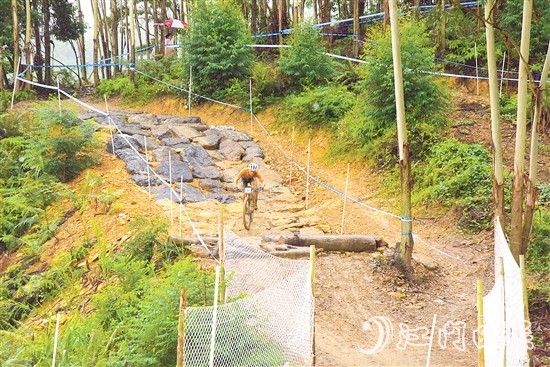 選手在山林間高速騎行，展現(xiàn)高超技術(shù)。