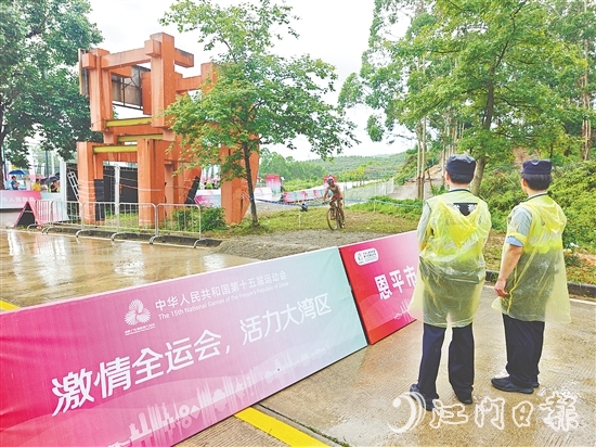 警察現(xiàn)場維持賽場秩序，保證比賽順利進(jìn)行。