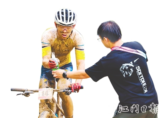 參賽選手在比賽中途補(bǔ)充水分。