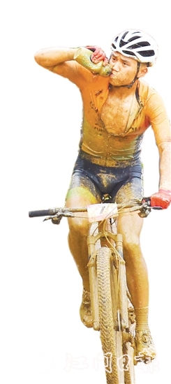 測試賽中，高難度賽道讓選手成了“小泥人”。