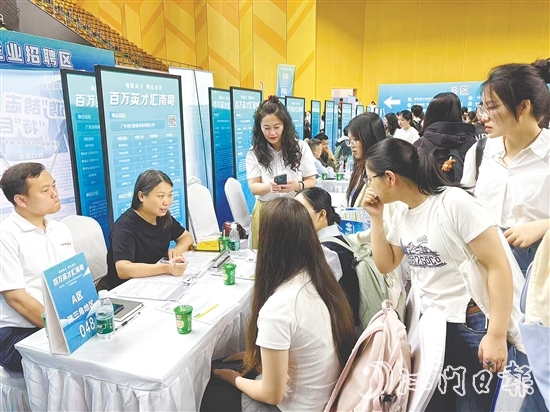 恩平市人社局組織企業(yè)進(jìn)高校招聘人才。