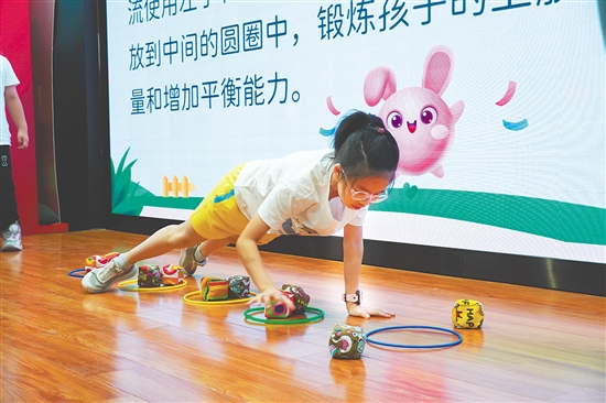 學(xué)生在體驗趣味體態(tài)訓(xùn)練。