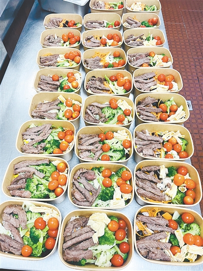 減脂餐葷素搭配，色香味俱全。