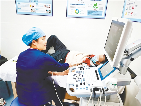 護(hù)士為患者進(jìn)行血管通路功能評(píng)估。