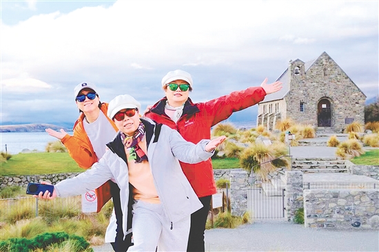 圖為江門市民在新西蘭旅游時的照片。旅行社供圖