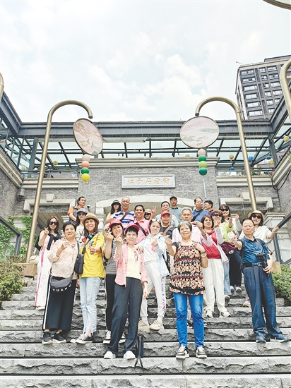 團友們在彈子石老街拍照留念。