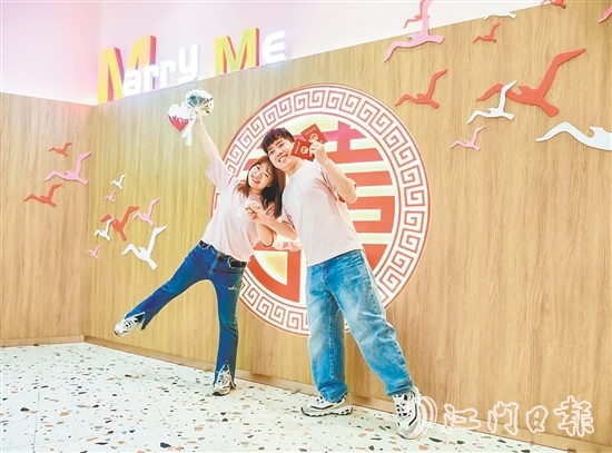 江海區(qū)婚姻登記處布置了溫馨浪漫的氛圍，吸引新人打卡留念。劉瓊