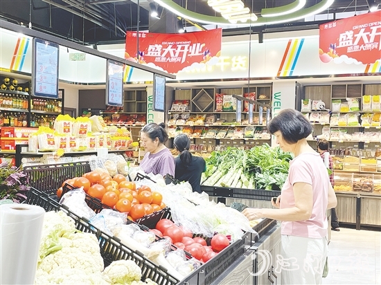 菜市場(chǎng)變身生鮮超市，吸引周邊居民前來(lái)選購(gòu)。