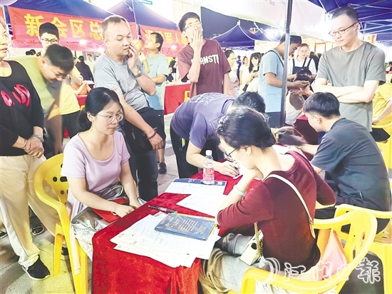 招聘會現(xiàn)場，求職者與企業(yè)精準(zhǔn)對接。