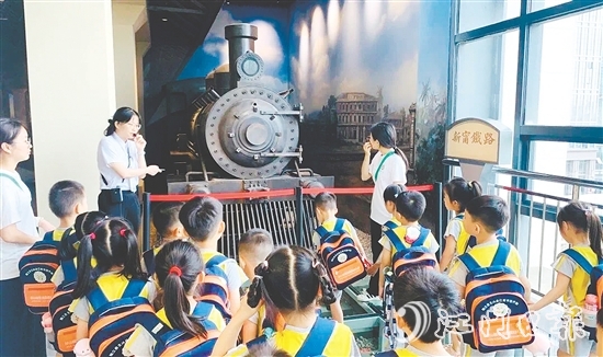 學(xué)校組織學(xué)生走進(jìn)臺山市博物館，通過實(shí)地參觀和互動(dòng)體驗(yàn)，更加深入地了解家鄉(xiāng)歷史文化。