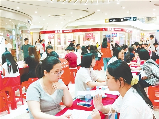 臺山市構(gòu)建“驛站+市場+企業(yè)”三位一體服務(wù)模式，通過定期舉辦專場招聘會、開發(fā)零工即時(shí)對接平臺、建立重點(diǎn)企業(yè)用工聯(lián)盟，實(shí)現(xiàn)就業(yè)服務(wù)24小時(shí)“不打烊”。