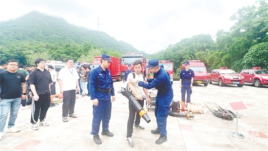 實戰(zhàn)演練中，專業(yè)人員現(xiàn)場教學(xué)，詳細(xì)講解防滅火設(shè)備的使用要點。