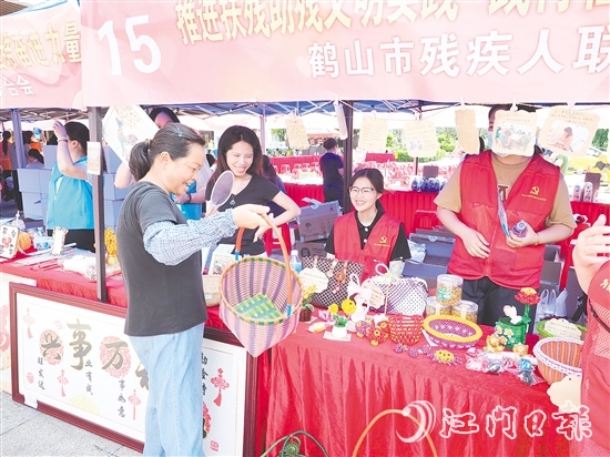 市民選購義賣物品，以實(shí)際行動(dòng)支持公益事業(yè)。