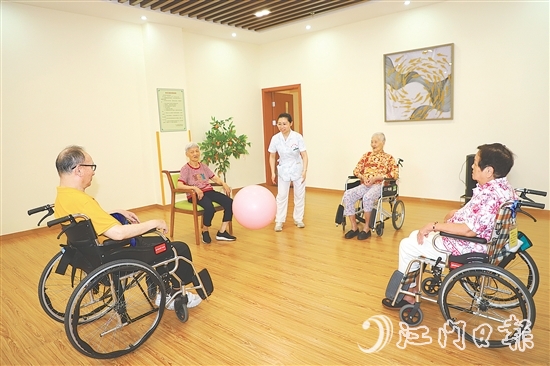 新會(huì)區(qū)養(yǎng)老中心定期安排活動(dòng)，讓入住長(zhǎng)者的晚年生活過(guò)得充實(shí)而有趣。