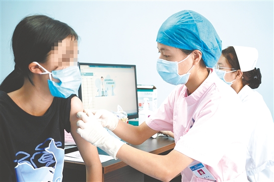 醫(yī)護(hù)人員為適齡女生接種HPV疫苗。