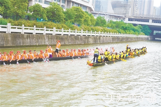 為迎接端午龍舟巡游活動(dòng)，外海組織龍舟訓(xùn)練。