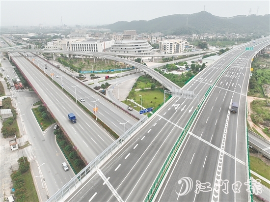 三江鎮(zhèn)交通網(wǎng)絡(luò)四通八達(dá)，物流暢通，有力支撐經(jīng)濟(jì)社會高質(zhì)量發(fā)展。