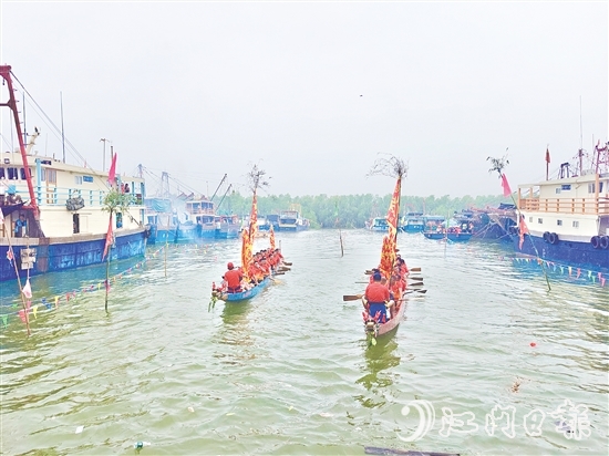 5月28日，汶村鎮(zhèn)漁業(yè)村村民在橫山漁港舉行龍舟巡游活動。