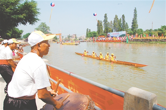 槳影翻飛，鼓聲震天，龍舟破浪劃出端午的熱烈。