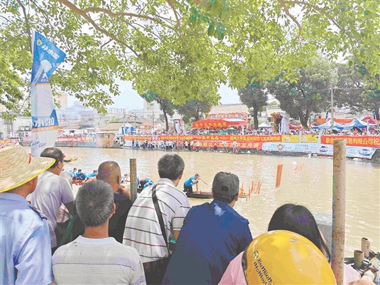 龍舟競渡熱鬧上演，大量市民游客現(xiàn)場觀看。