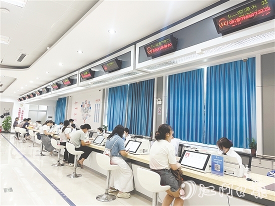 鶴山市行政服務中心以文明城市創(chuàng)建工作為抓手，推出一系列便民舉措，助力打造優(yōu)質營造環(huán)境。