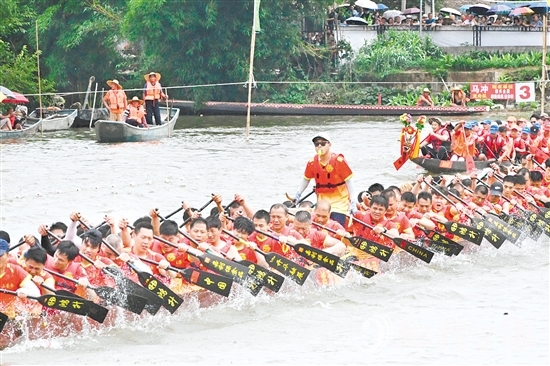 在新會(huì)司前龍灣河，鼓聲震天，龍舟隊(duì)劈波斬浪，激情競速。黃勝攝