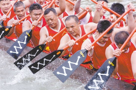 在2025年江海區(qū)禮樂龍舟活動(dòng)中，健兒們展現(xiàn)出“團(tuán)結(jié)拼搏、奮勇爭先”的精神。周華東
