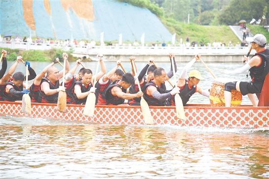 恩平市橫陂鎮(zhèn)藍(lán)田村舉辦精彩龍舟活動(dòng)。周曉營
