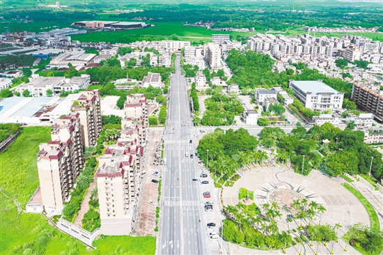 水步鎮(zhèn)以廣東省新型城鎮(zhèn)化標(biāo)準(zhǔn)化示范點建設(shè)為抓手，全面提升鎮(zhèn)圩人居環(huán)境品質(zhì)。