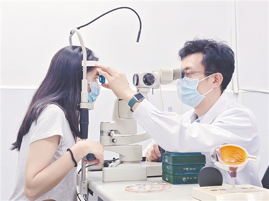 醫(yī)生對(duì)患者進(jìn)行檢查。