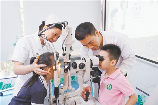 小朋友體驗(yàn)檢查設(shè)備。