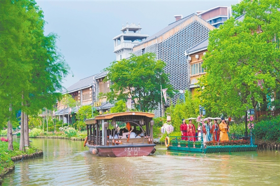 到江門(mén)古勞水鄉(xiāng)旅游區(qū)感受嶺南水鄉(xiāng)的魅力。