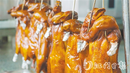 新鮮出爐的燒鵝表皮鮮紅油潤(rùn)，讓人食指大動(dòng)。