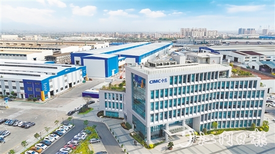 大鰲鎮(zhèn)是廣東省集裝箱制造專業(yè)鎮(zhèn)，已形成以新會(huì)中集集裝箱有限公司為龍頭的產(chǎn)業(yè)集群。