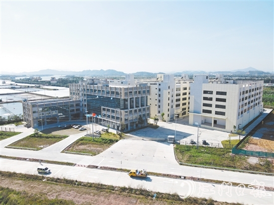 大鰲鎮(zhèn)培育招引了新會(huì)中集、麗宮國(guó)際等一批競(jìng)爭(zhēng)力強(qiáng)、示范性好的優(yōu)質(zhì)龍頭企業(yè)。圖為麗宮預(yù)制菜產(chǎn)業(yè)園。