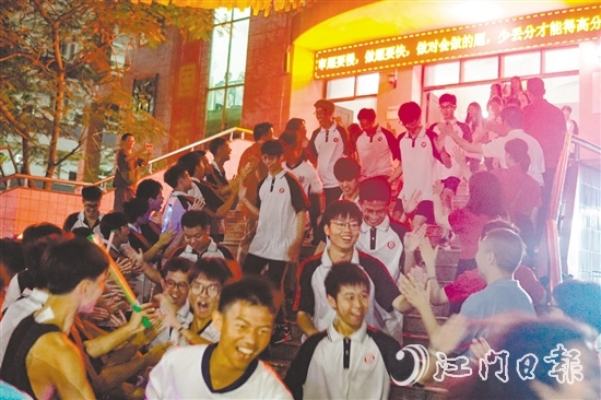高一高二學(xué)生齊聚校道兩旁，為即將高考的高三學(xué)長(zhǎng)學(xué)姐送上祝福。