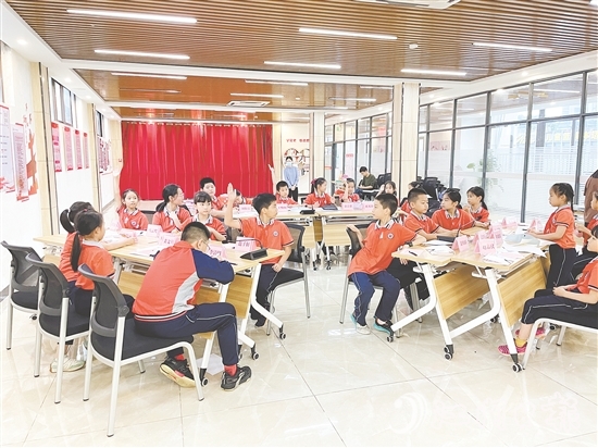 濱江社區(qū)創(chuàng)新舉辦“紅領(lǐng)巾議事會”，讓孩子們成為社區(qū)治理的“小當(dāng)家”。