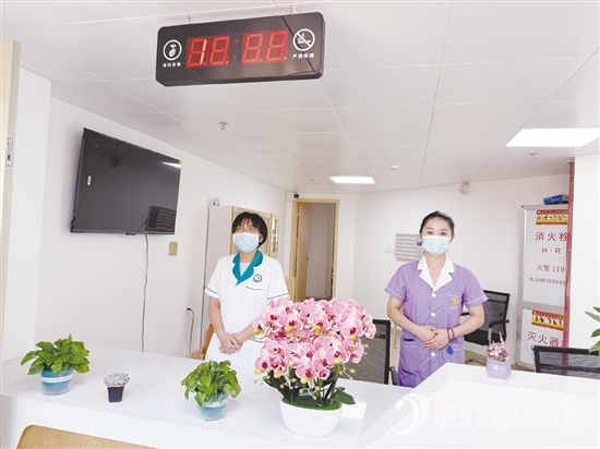 鶴山工業(yè)城養(yǎng)老服務(wù)中心設(shè)置呼叫站，確保長(zhǎng)者能及時(shí)享受專業(yè)的護(hù)理和醫(yī)療服務(wù)。