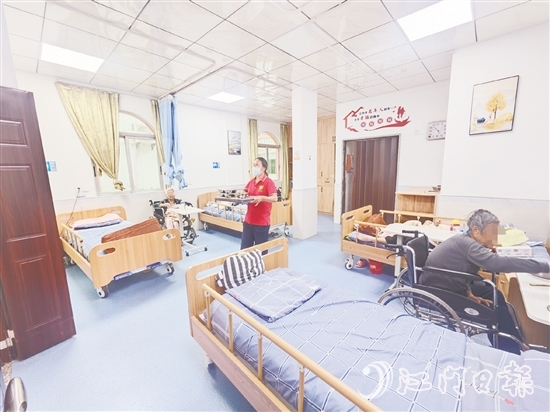 在鶴山市社會(huì)福利院，長(zhǎng)者們的房間變得更加明亮、舒適。